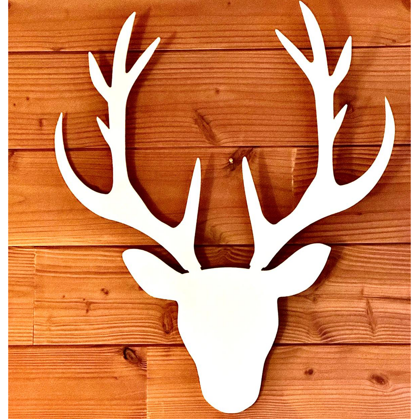 Décoration murale tête de cerf en métal blanc sur fond bois, création artisanale fabriquée à Briançon – Serre Chevalier, design chalet moderne.