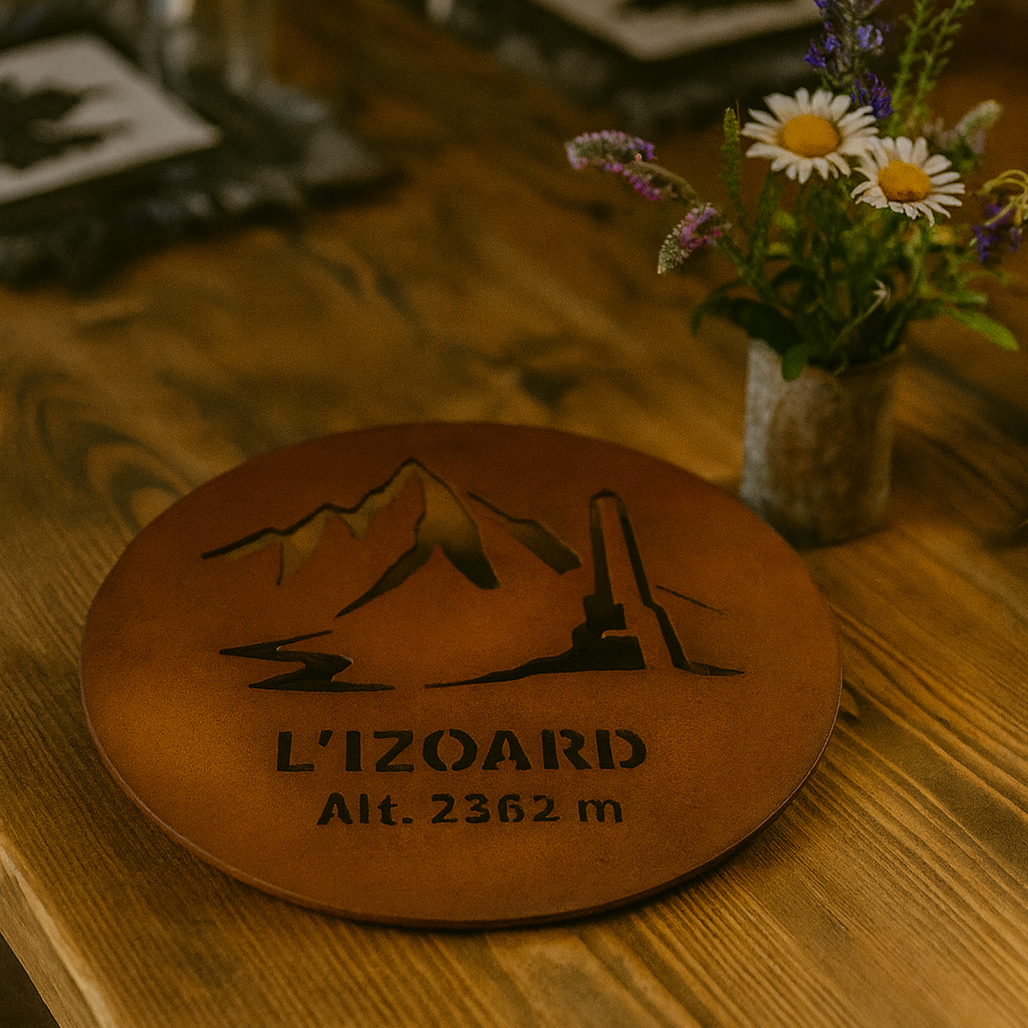 Dessous de plat en acier corten représentant le col de l’Izoard et son obélisque, altitude 2362 m, avec finition patinée, fabrication artisanale à Briançon Serre Chevalier dans les Hautes-Alpes.