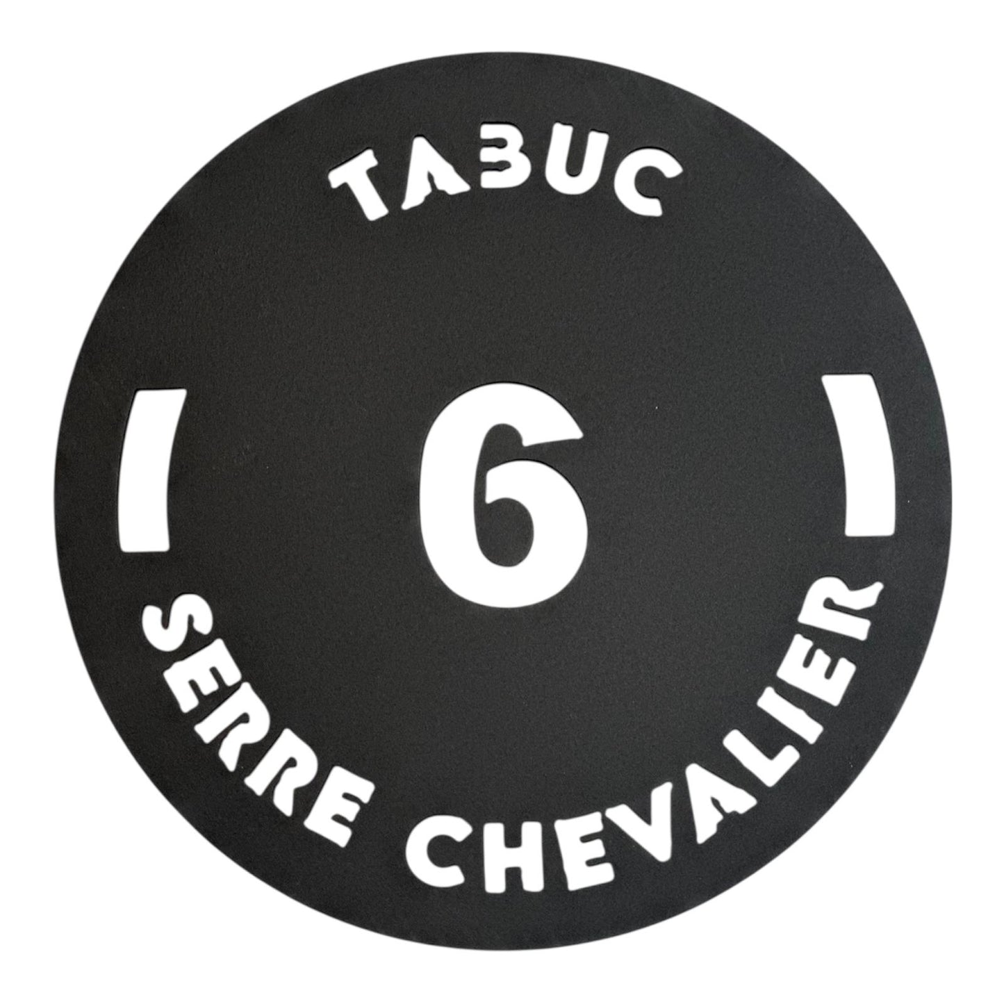Dessous de plat Tabuc en métal noir thermolaqué, inspiré de la piste Tabuc à Serre Chevalier, fabrication artisanale à Briançon, décoration de table esprit montagne