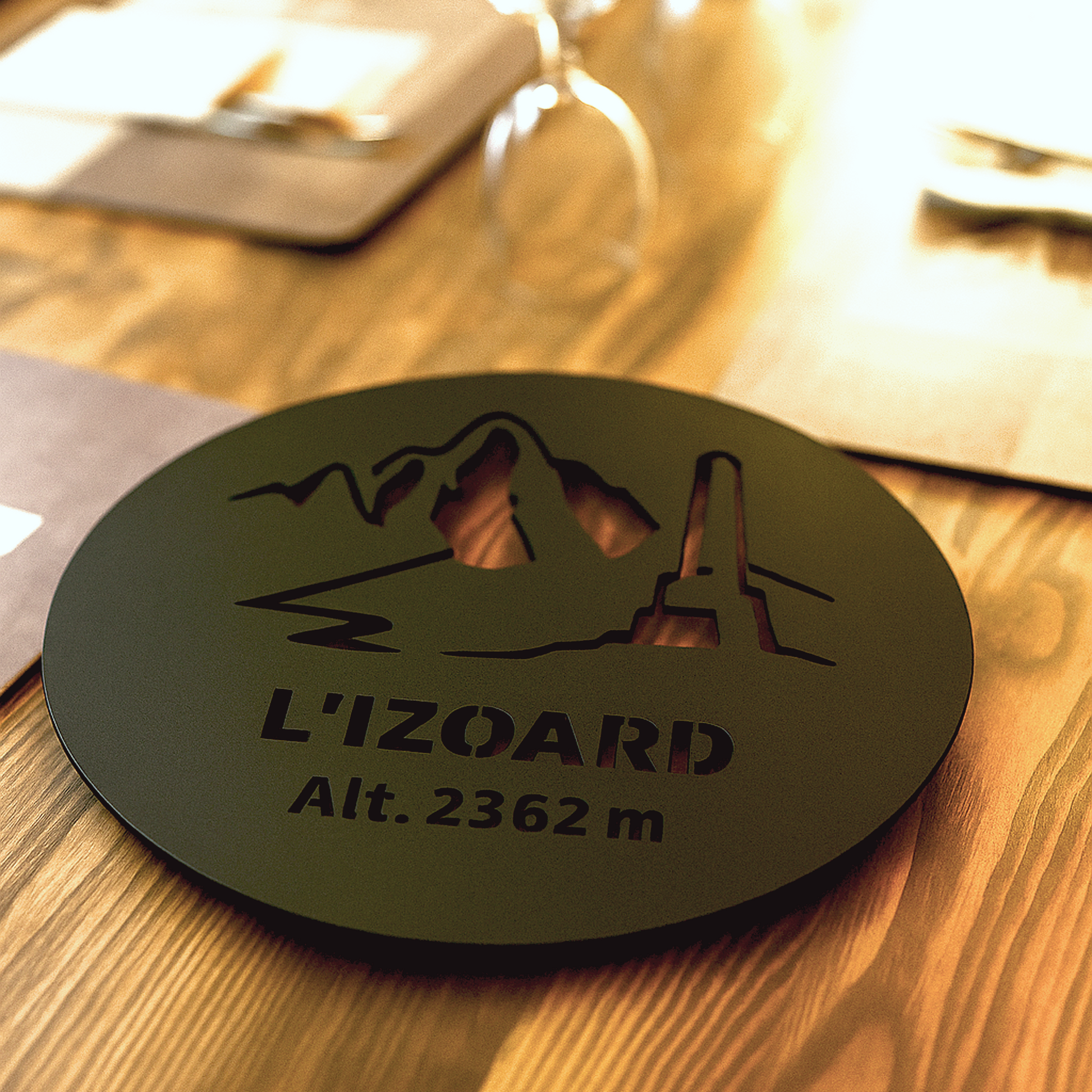 Dessous de plat en métal thermolaqué noir représentant le col de l’Izoard et son obélisque, altitude 2362 m, fabrication artisanale à Serre Chevalier dans les Hautes-Alpes.