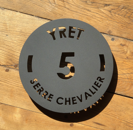 Dessous de plat en métal thermolaqué noir Yret Serre Chevalier, création artisanale fabriquée à Briançon, design inspiré des pistes iconiques de Serre Chevalier.