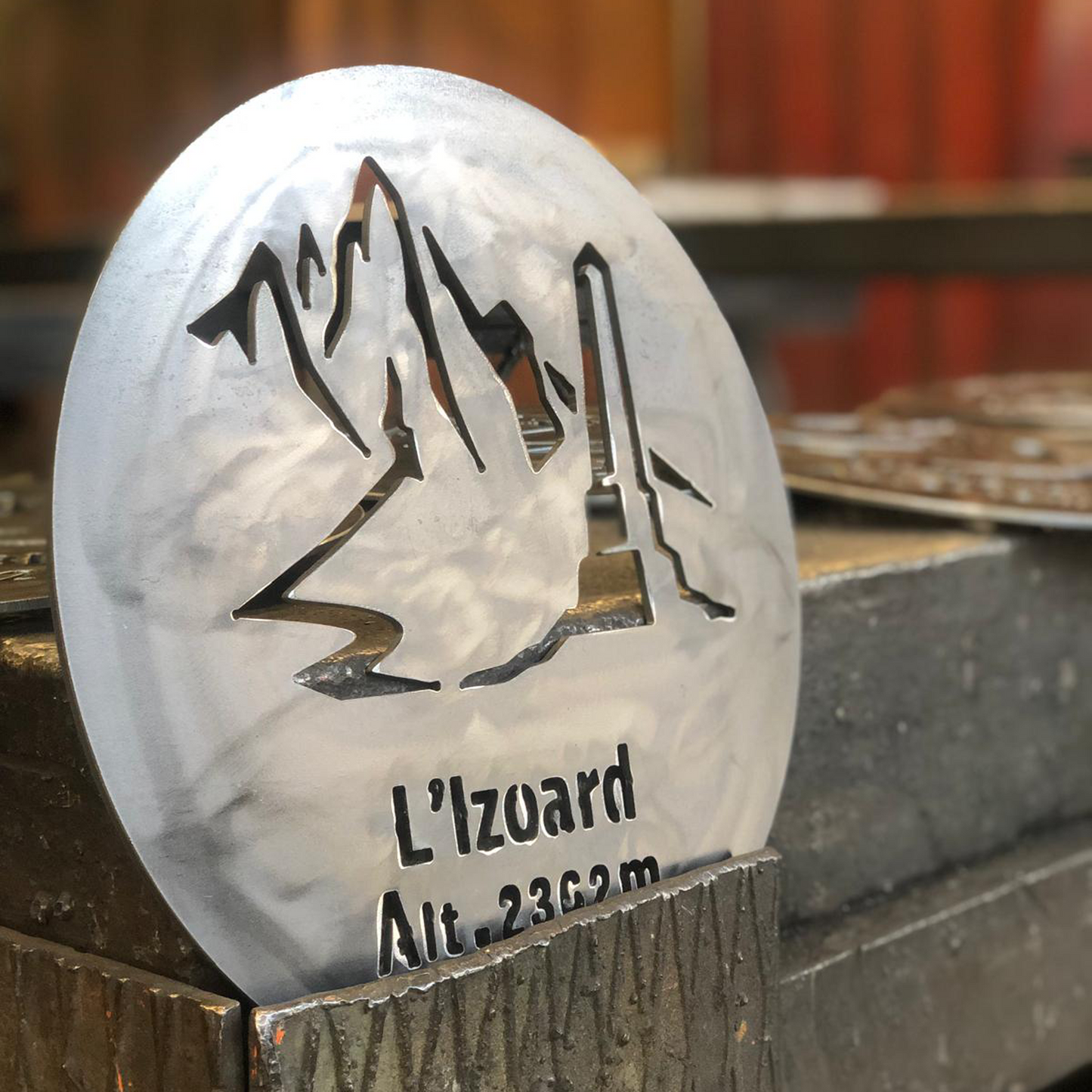Dessous de plat en métal brut découpé représentant le col de l’Izoard et son obélisque, altitude 2362 m, pièce artisanale fabriquée à Briançon Serre Chevalier dans les Hautes-Alpes.
