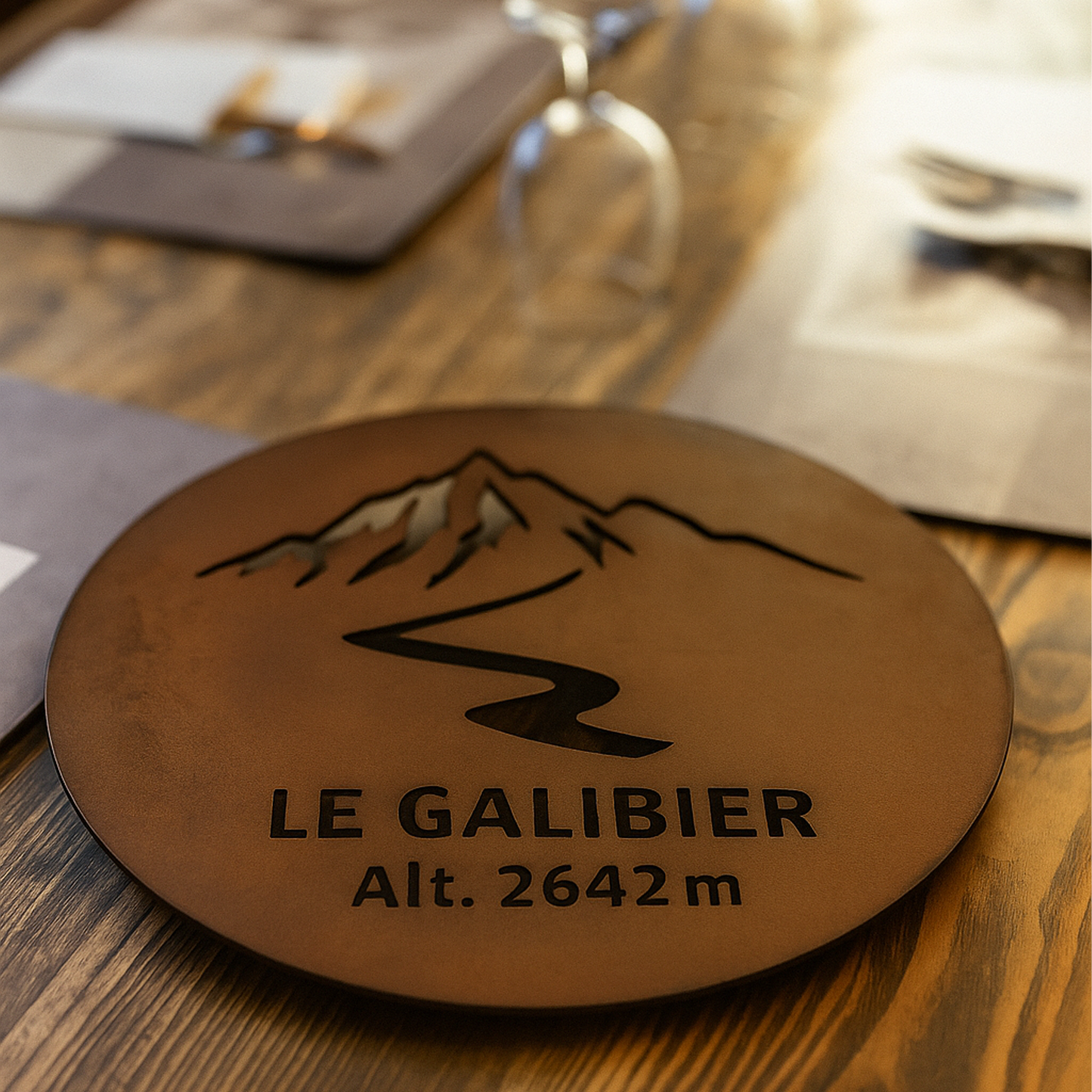 Dessous de plat en acier corten représentant le col du Galibier, altitude 2642 m, avec finition patinée naturelle, fabrication artisanale à Serre Chevalier, Hautes-Alpes.