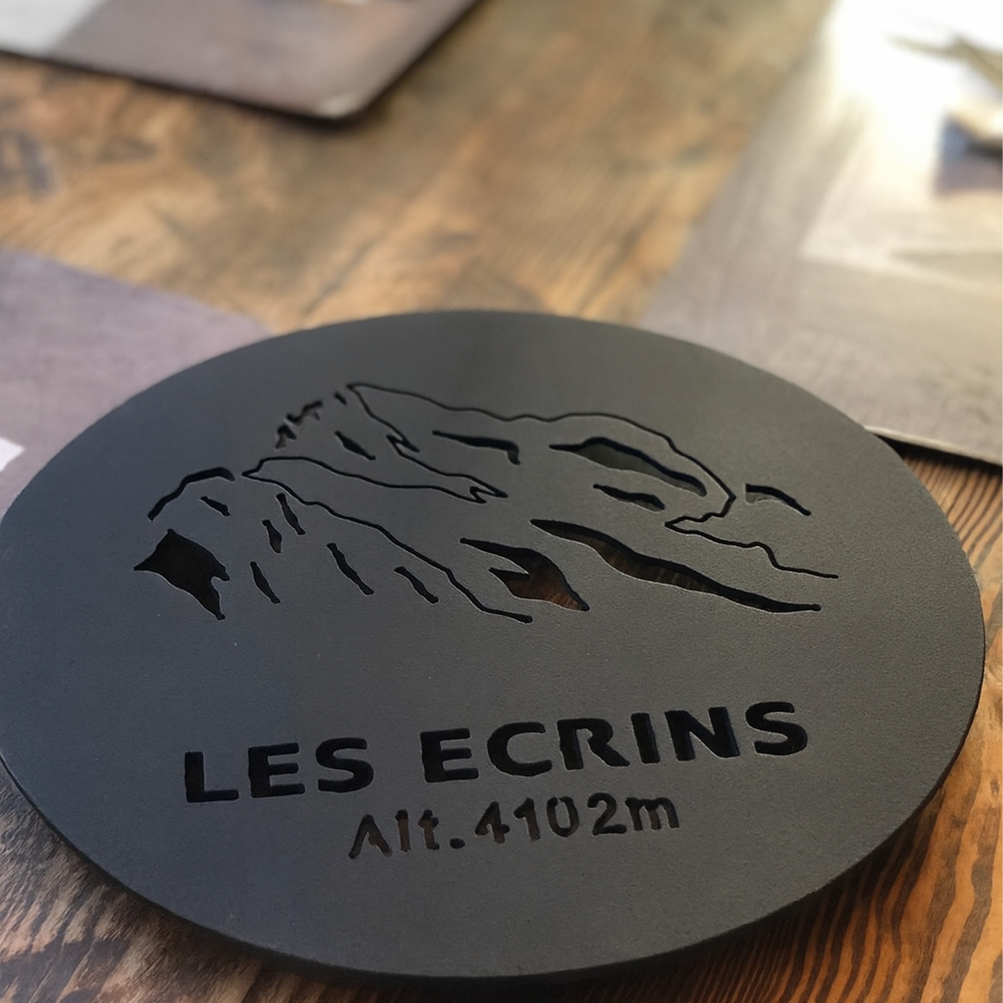 Dessous de plat en métal thermolaqué noir représentant le massif des Écrins, altitude 4102 m, fabriqué artisanalement à Serre Chevalier dans les Hautes-Alpes.
