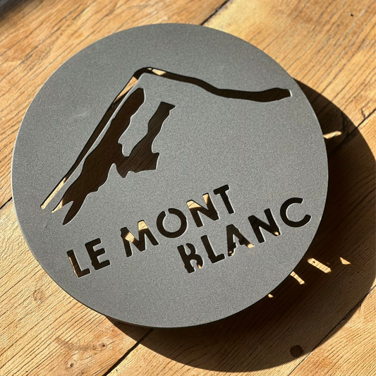 Dessous de plat Mont Blanc en métal noir thermolaqué, décor montagne découpé, création artisanale à Briançon Serre Chevalier, objet déco et art de la table esprit montagne
