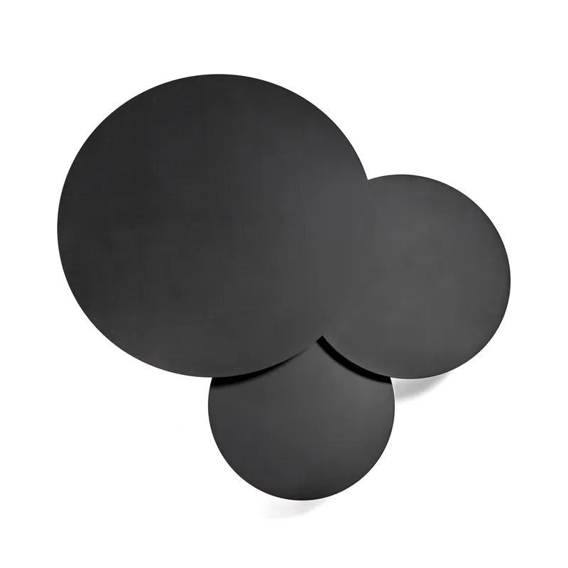 Ensemble de tables gigognes design en métal thermolaqué noir, fabrication artisanale à Briançon – Serre Chevalier, mobilier contemporain sur mesure.