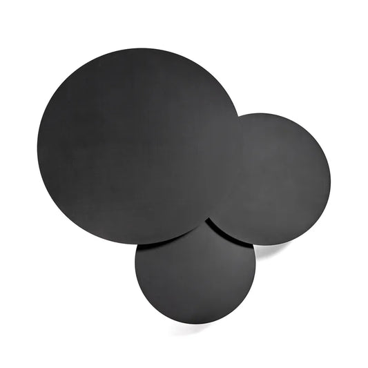 Ensemble de tables gigognes design en métal thermolaqué noir, fabrication artisanale à Briançon – Serre Chevalier, mobilier contemporain sur mesure.